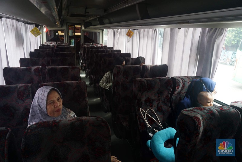 Sejumlah bus antar-kota dan provinsi parkir menunggu penumpang di kawasan Terminal Kp Rambutan, Selasa, (19/8/2025). Sejumlah bus antar-kota dan provinsi parkir menunggu penumpang di kawasan Terminal Kp Rambutan, Selasa, (19/8/2025). (CNBC Indonesia/Muhammad Sabki)