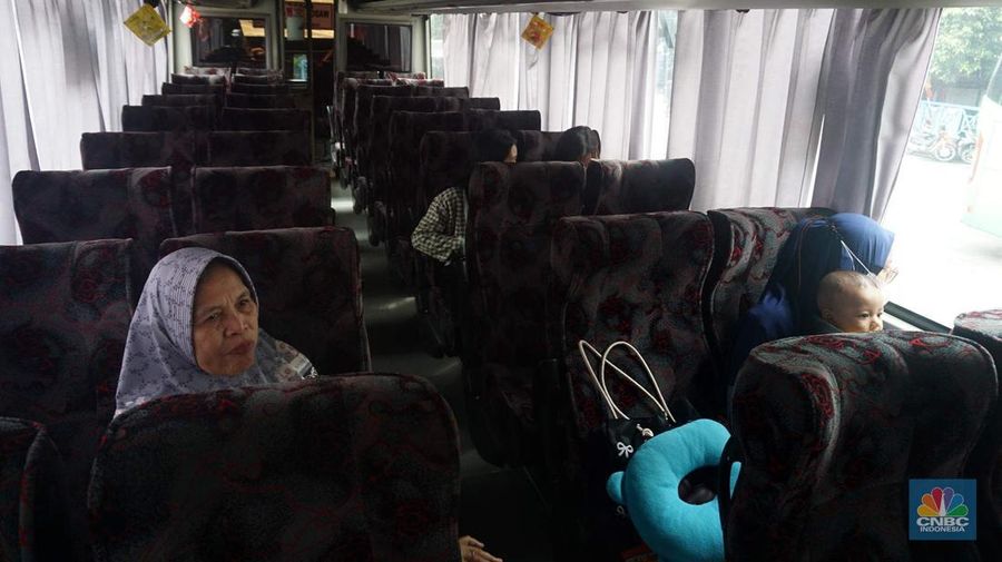 Sejumlah bus antar-kota dan provinsi parkir menunggu penumpang di kawasan Terminal Kp Rambutan, Selasa, (19/8/2025). (CNBC Indonesia/Muhammad Sabki)