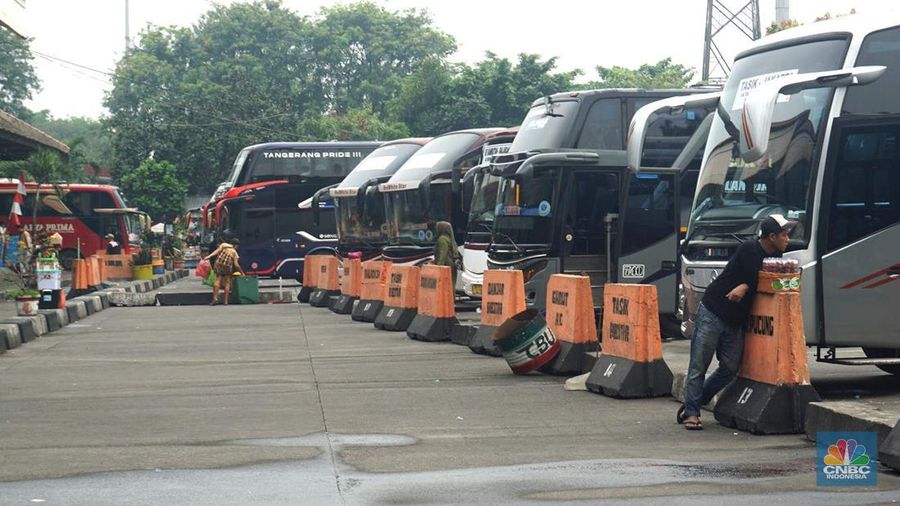 Sejumlah bus antar-kota dan provinsi parkir menunggu penumpang di kawasan Terminal Kp Rambutan, Selasa, (19/8/2025). (CNBC Indonesia/Muhammad Sabki)