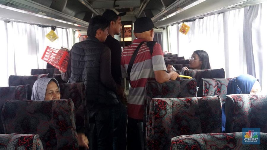 Sejumlah bus antar-kota dan provinsi parkir menunggu penumpang di kawasan Terminal Kp Rambutan, Selasa, (19/8/2025). (CNBC Indonesia/Muhammad Sabki)