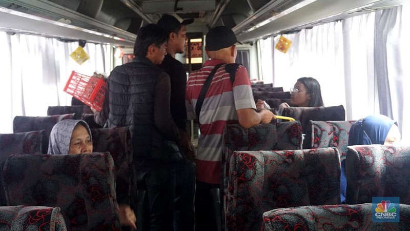 Sejumlah bus antar-kota dan provinsi parkir menunggu penumpang di kawasan Terminal Kp Rambutan, Selasa, (19/8/2025). (CNBC Indonesia/Muhammad Sabki)