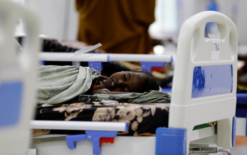 Pasien difteri duduk di dalam bangsal di Rumah Sakit Umum De Martino, setelah wabah difteri, di Mogadishu, Somalia, 13 Agustus 2025. (REUTERS/Feisal Omar)