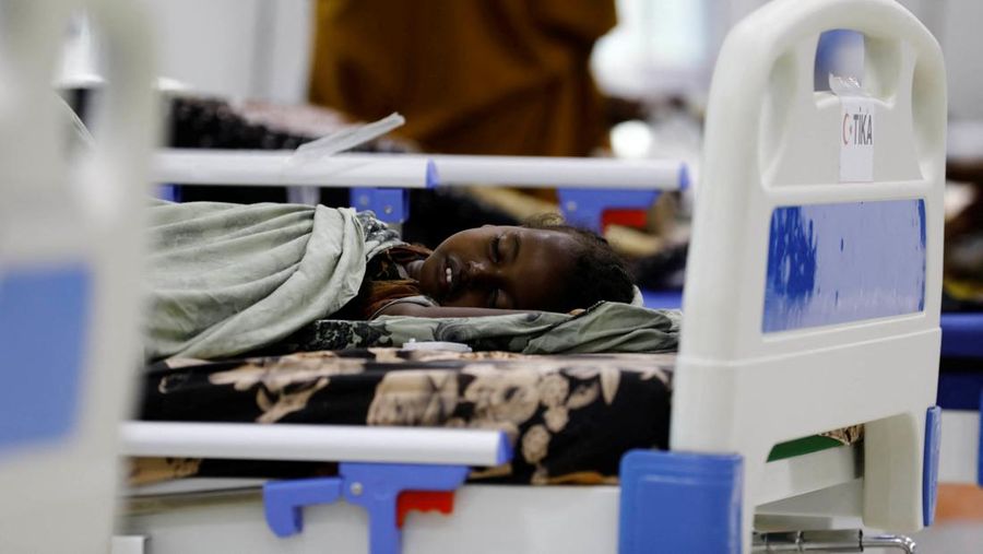 Pasien difteri duduk di dalam bangsal di Rumah Sakit Umum De Martino, setelah wabah difteri, di Mogadishu, Somalia, 13 Agustus 2025. (REUTERS/Feisal Omar)