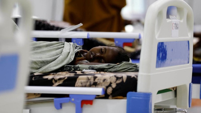 Pasien difteri duduk di dalam bangsal di Rumah Sakit Umum De Martino, setelah wabah difteri, di Mogadishu, Somalia, 13 Agustus 2025. (REUTERS/Feisal Omar)