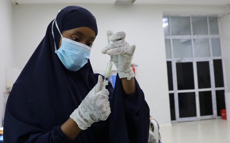 Pasien difteri duduk di dalam bangsal di Rumah Sakit Umum De Martino, setelah wabah difteri, di Mogadishu, Somalia, 13 Agustus 2025. (REUTERS/Feisal Omar)