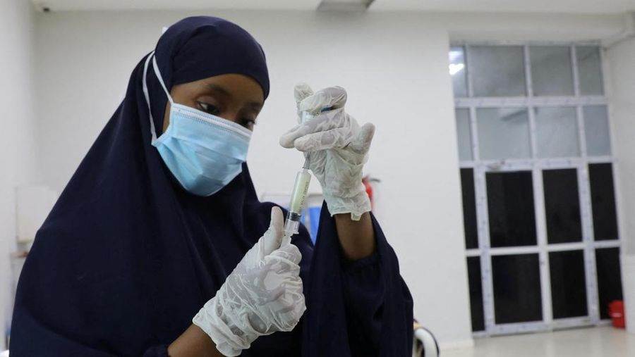 Pasien difteri duduk di dalam bangsal di Rumah Sakit Umum De Martino, setelah wabah difteri, di Mogadishu, Somalia, 13 Agustus 2025. (REUTERS/Feisal Omar)