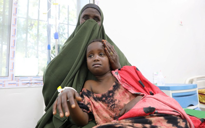 Pasien difteri duduk di dalam bangsal di Rumah Sakit Umum De Martino, setelah wabah difteri, di Mogadishu, Somalia, 13 Agustus 2025. (REUTERS/Feisal Omar)