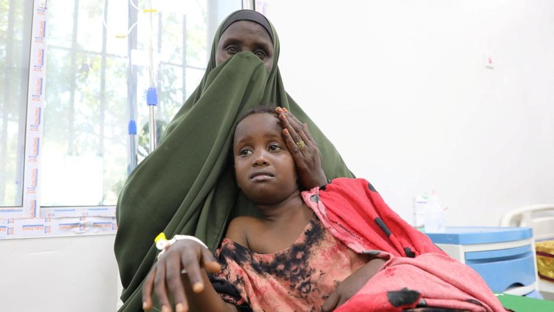 Pasien difteri duduk di dalam bangsal di Rumah Sakit Umum De Martino, setelah wabah difteri, di Mogadishu, Somalia, 13 Agustus 2025. (REUTERS/Feisal Omar)