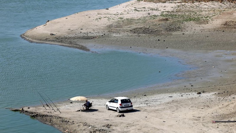 Alat pengukur ketinggian air berdiri di medan kering dekat perairan rendah Bendungan Naip, karena kondisi kekeringan terus memengaruhi ketinggian air, di Suleymanpasa, di provinsi Tekirdag barat laut, Turki, 11 Agustus 2025. (REUTERS/Dilara Senkaya)