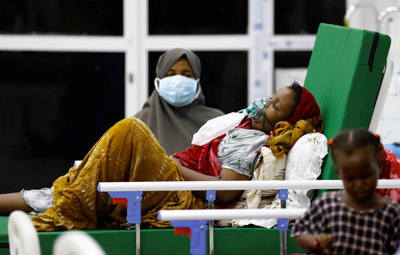 Pasien difteri duduk di dalam bangsal di Rumah Sakit Umum De Martino, setelah wabah difteri, di Mogadishu, Somalia, 13 Agustus 2025. (REUTERS/Feisal Omar)