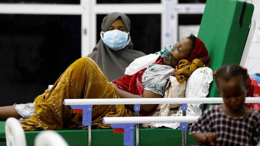 Pasien difteri duduk di dalam bangsal di Rumah Sakit Umum De Martino, setelah wabah difteri, di Mogadishu, Somalia, 13 Agustus 2025. (REUTERS/Feisal Omar)