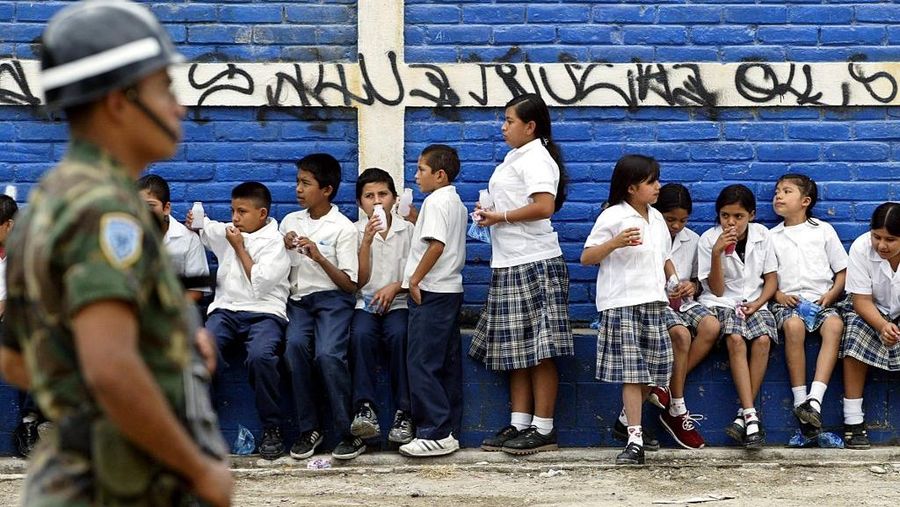 Siswa sekolah di El Salvador. (AFP PHOTO/Yuri CORTEZ)