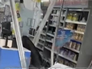Pemotor Diduga ODGJ di Pinrang Tabrak Kaca Minimarket hingga Pecah