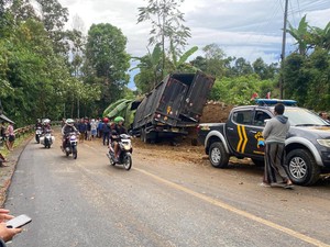 Diduga Rem Blong, Truk Muatan Susu Hantam Pembatas Jalan di Pakis Magelang