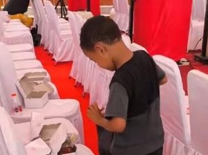 Momen Bocah SD di Gowa Pungut Sisa Kue Pejabat Usai Perayaan HUT ke-80 RI