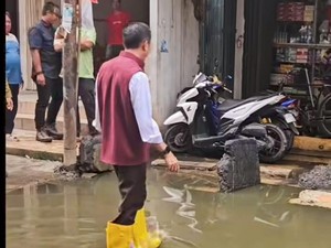 Warga Palembang Tebar Bibit Lele di Jalan Banjir, Walkot Cek Lokasi