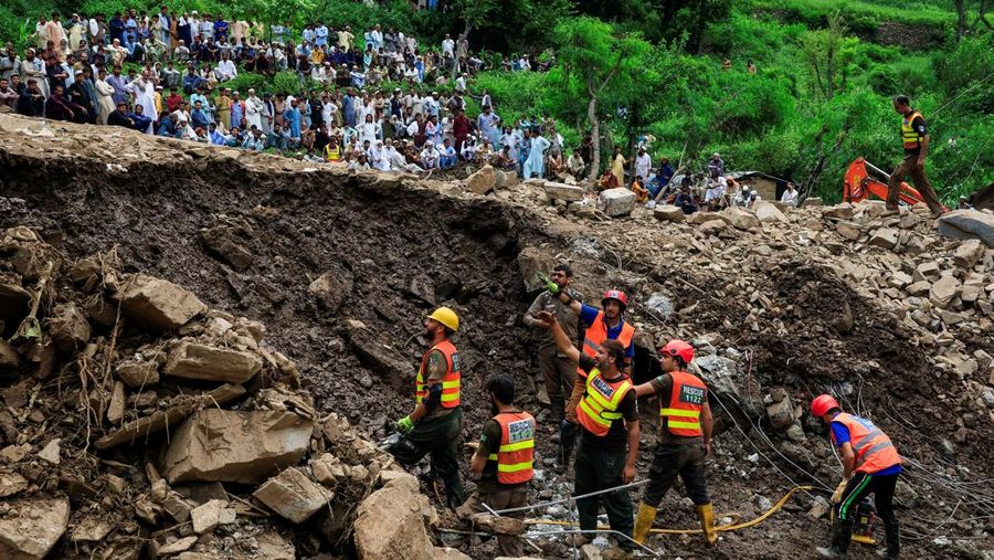 Para relawan berjalan sambil membawa payung untuk menghindari hujan saat mereka meninjau daerah yang rusak, menyusul badai yang menyebabkan hujan lebat dan banjir di Bayshonai Kalay, di distrik Buner, di provinsi Khyber Pakhtunkhwa, Pakistan, 18 Agustus 2025. Para relawan berjalan sambil membawa payung untuk menghindari hujan saat mereka meninjau daerah yang rusak, menyusul badai yang menyebabkan hujan lebat dan banjir di Bayshonai Kalay, di distrik Buner, di provinsi Khyber Pakhtunkhwa, Pakistan, 18 Agustus 2025. (REUTERS/Akhtar Soomro)