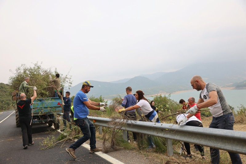 Manuel Carretero, 12, dan penduduk lainnya membersihkan semak-semak dan tumbuhan untuk mencegah kebakaran hutan mencapai desa, di Riano, dekat Leon, Spanyol, 18 Agustus 2025. Manuel Carretero, 12, dan penduduk lainnya membersihkan semak-semak dan tumbuhan untuk mencegah kebakaran hutan mencapai desa, di Riano, dekat Leon, Spanyol, 18 Agustus 2025. (REUTERS/Nacho Doce)