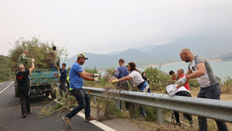 Manuel Carretero, 12, dan penduduk lainnya membersihkan semak-semak dan tumbuhan untuk mencegah kebakaran hutan mencapai desa, di Riano, dekat Leon, Spanyol, 18 Agustus 2025. (REUTERS/Nacho Doce)