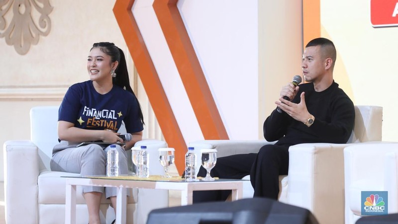 Sejumlah pengunjung memenuhi stand booth LPS dalam acara LPS Financial Festival 2025 di Regale International Convention Center, Medan, Sumatera Utara, Rabu (20/8/2025). (CNBC Indonesia/Tri Susilo)