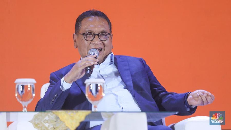 Anggota Dewan Komisioner Lembaga Penjamin Simpanan (LPS) yang membidangi Program Penjaminan Simpanan dan Resolusi Bank Didik Mardiyono menyampaikan pemaparan saat sesi panel diskusi dalam acara LPS FInancial Festival 2025 di Regale International Convention Center, Medan, Sumatera Utara, Rabu (20/8/2025). (CNBC Indonesia/Tri Susilo)