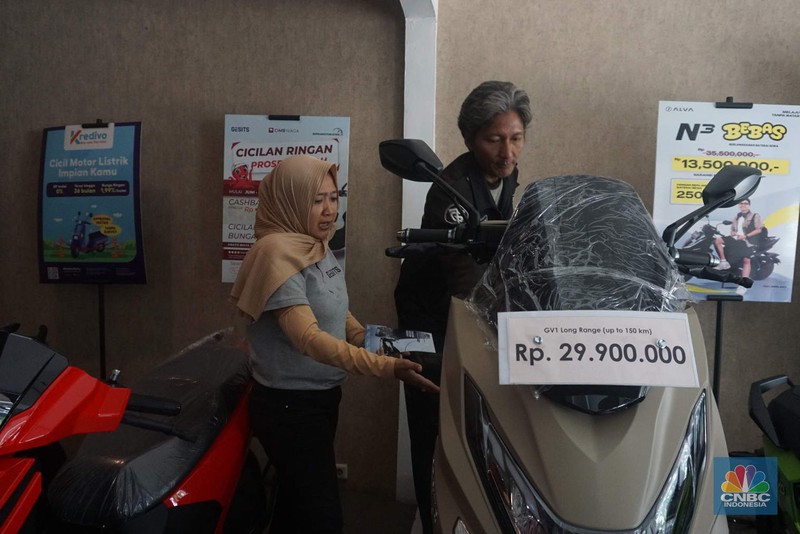 Calon pembeli melihat motor listrik yang dijual di Showroom Bintaro EV, Tangerang Selatan, Rabu (20/8/2025). (CNBC Indonesia/Muhammad Sabki)