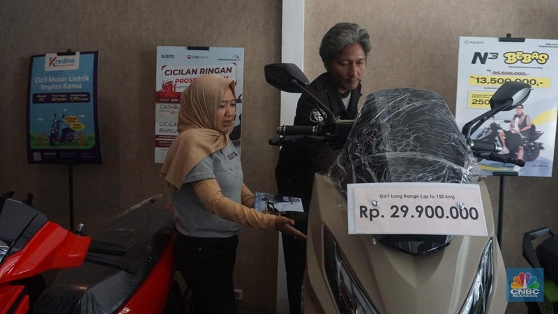 Calon pembeli melihat motor listrik yang dijual di Showroom Bintaro EV, Tangerang Selatan, Rabu (20/8/2025). (CNBC Indonesia/Muhammad Sabki)