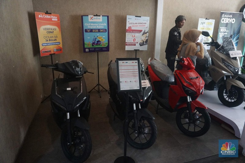 Calon pembeli melihat motor listrik yang dijual di Showroom Bintaro EV, Tangerang Selatan, Rabu (20/8/2025). (CNBC Indonesia/Muhammad Sabki)