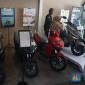 Calon pembeli melihat motor listrik yang dijual di Showroom Bintaro EV, Tangerang Selatan, Rabu (20/8/2025). (CNBC Indonesia/Muhammad Sabki)