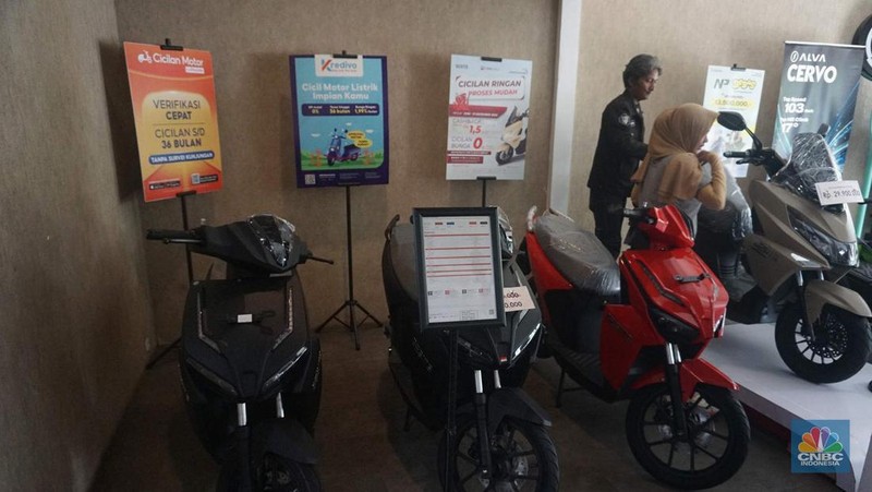 Calon pembeli melihat motor listrik yang dijual di Showroom Bintaro EV, Tangerang Selatan, Rabu (20/8/2025). (CNBC Indonesia/Muhammad Sabki)