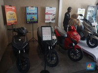 Calon pembeli melihat motor listrik yang dijual di Showroom Bintaro EV, Tangerang Selatan, Rabu (20/8/2025). (CNBC Indonesia/Muhammad Sabki)