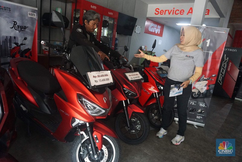 Calon pembeli melihat motor listrik yang dijual di Showroom Bintaro EV, Tangerang Selatan, Rabu (20/8/2025). (CNBC Indonesia/Muhammad Sabki)