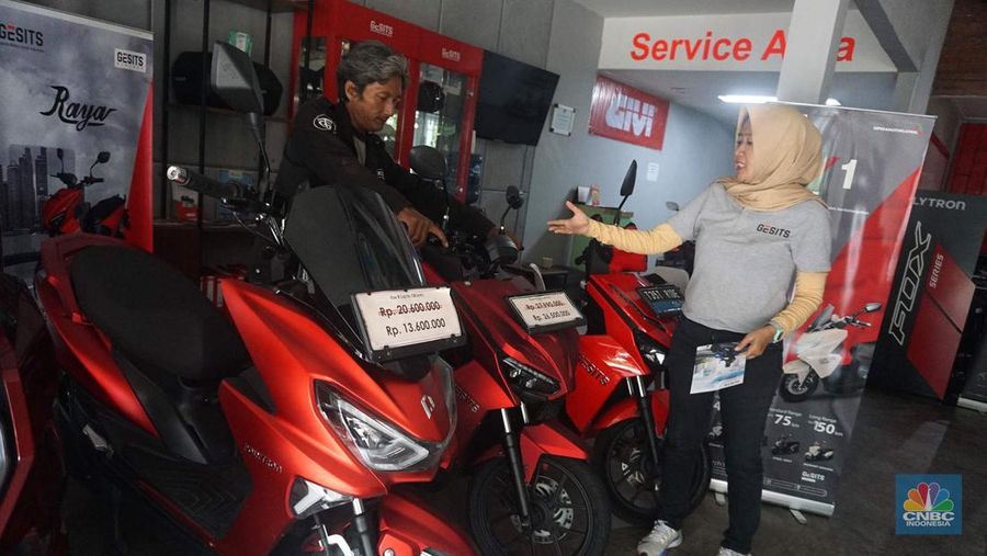 Calon pembeli melihat motor listrik yang dijual di Showroom Bintaro EV, Tangerang Selatan, Rabu (20/8/2025). (CNBC Indonesia/Muhammad Sabki)