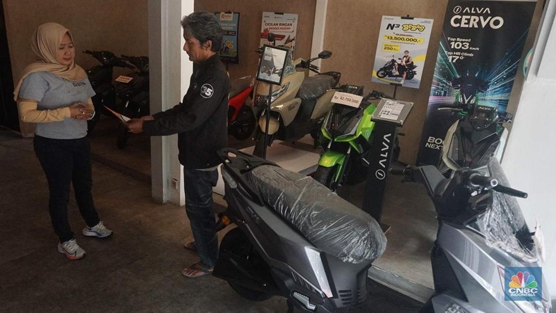 Calon pembeli melihat motor listrik yang dijual di Showroom Bintaro EV, Tangerang Selatan, Rabu (20/8/2025). (CNBC Indonesia/Muhammad Sabki)