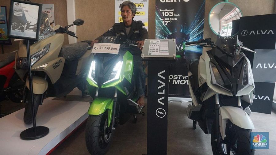 Calon pembeli melihat motor listrik yang dijual di Showroom Bintaro EV, Tangerang Selatan, Rabu (20/8/2025). (CNBC Indonesia/Muhammad Sabki)