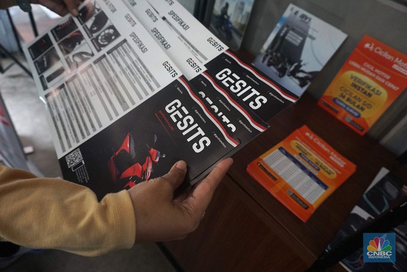 Calon pembeli melihat motor listrik yang dijual di Showroom Bintaro EV, Tangerang Selatan, Rabu (20/8/2025). (CNBC Indonesia/Muhammad Sabki)