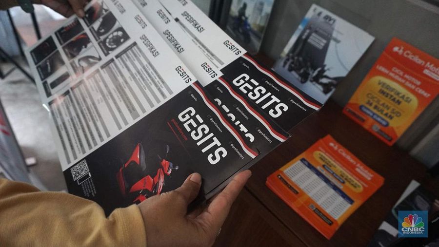 Calon pembeli melihat motor listrik yang dijual di Showroom Bintaro EV, Tangerang Selatan, Rabu (20/8/2025). Calon pembeli melihat motor listrik yang dijual di Showroom Bintaro EV, Tangerang Selatan, Rabu (20/8/2025). (CNBC Indonesia/Muhammad Sabki)