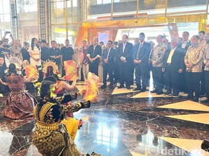 Chairul Tanjung Disambut Tarian Multi Etnik di Acara LPS Financial Festival Medan