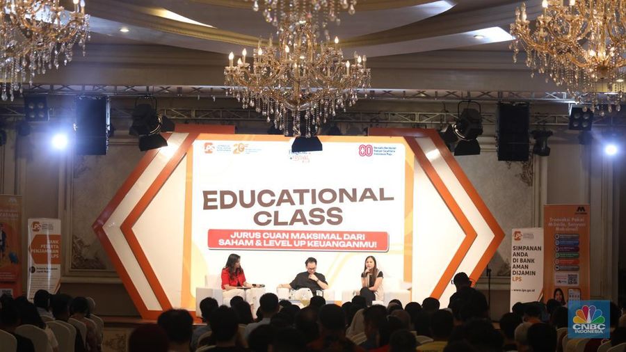 Digital dan Marketing Comunication Head Bank MEGA, Caroline Setiabudi (kanan) saat sesi panel diskusi dalam acara LPS FInancial Festival 2025 di Regale International Convention Center, Medan, Sumatera Utara, Rabu (20/8/2025). (CNBC Indonesia/Tri Susilo)