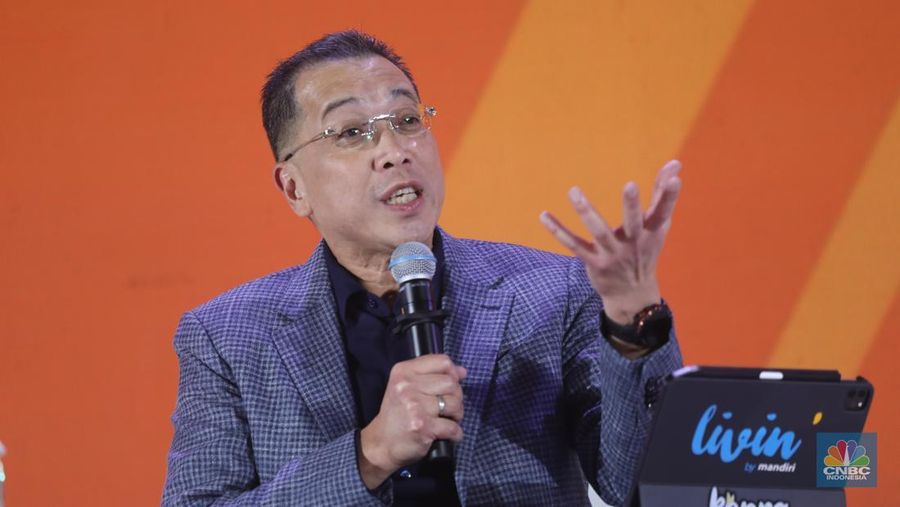 Direktur Operations PT Bank Mandiri (Persero) Tbk, Timothy Utama menyampaikan pemaparan saat sesi panel diskusi dalam acara LPS FInancial Festival 2025 di Regale International Convention Center, Medan, Sumatera Utara, Rabu (20/8/2025). (CNBC Indonesia/Tri Susilo)