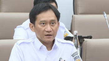 Direktur UTama PT KAI, Bobby Rasyidin saat menyampaikan laporan dalam rapat dengar pendapat dengan Komisi VI DPR RI pada Rabu (20/8/2025). (Tangkapan Layar Youtube/TVR Parlemen)