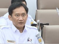Direktur UTama PT KAI, Bobby Rasyidin saat menyampaikan laporan dalam rapat dengar pendapat dengan Komisi VI DPR RI pada Rabu (20/8/2025). (Tangkapan Layar Youtube/TVR Parlemen)
