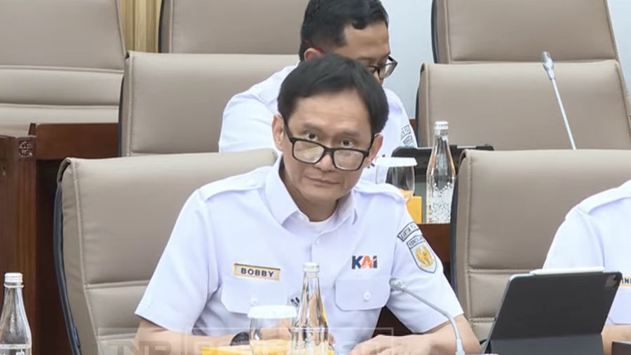 Direktur UTama PT KAI, Bobby Rasyidin saat menyampaikan laporan dalam rapat dengar pendapat dengan Komisi VI DPR RI pada Rabu (20/8/2025). (Tangkapan Layar Youtube/TVR Parlemen)