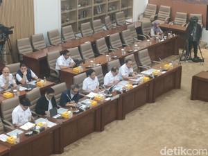 Dirut Baru KAI Kenalkan Diri di DPR: Dari Pertahanan ke Kereta Api