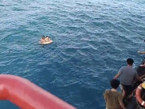 Video Detik-detik 2 Nelayan Ditemukan Usai 3 Hari Terombang-ambing di Lautan