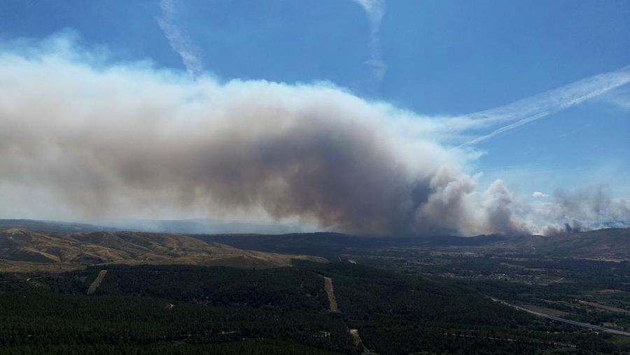 Asap mengepul saat helikopter terbang untuk memadamkan kebakaran hutan di pegunungan Oimbra, dekat Verin, di provinsi Ourense, wilayah Galicia, Spanyol, Selasa (19/8/2025). (REUTERS/Nacho Doce)