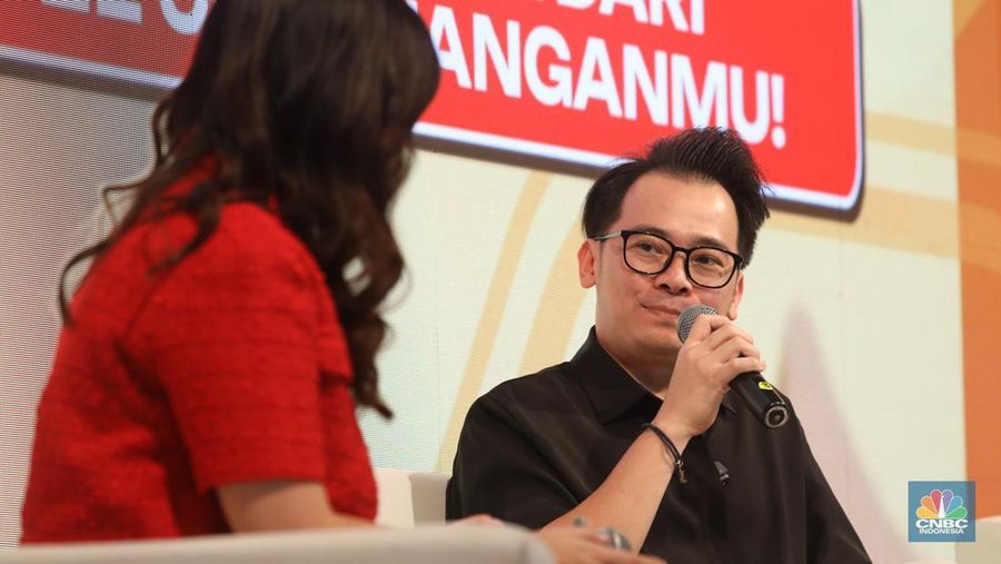 Financial & Ivesment Expert, Michael Yeoh menyampaikan pemaparan saat kelas edukasi dalam acara LPS FInancial Festival 2025 di Regale International Convention Center, Medan, Sumatera Utara, Rabu (20/8/2025). (CNBC Indonesia/Tri Susilo)