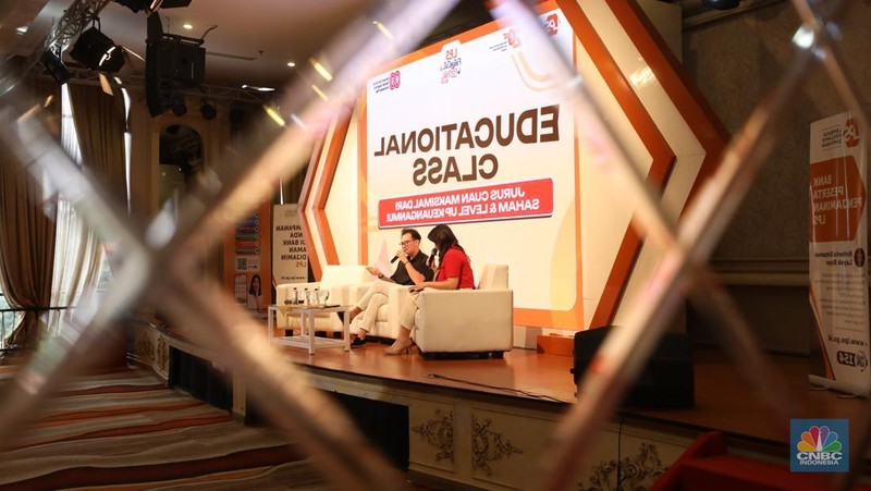 Sejumlah pengunjung memenuhi stand booth LPS dalam acara LPS Financial Festival 2025 di Regale International Convention Center, Medan, Sumatera Utara, Rabu (20/8/2025). (CNBC Indonesia/Tri Susilo)