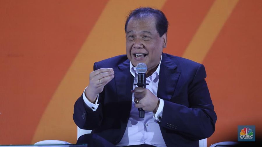 Founder & Chairman CT Corp, Chairul Tanjung menyampaikan pemaparan saat sesi panel diskusi dalam acara LPS FInancial Festival 2025 di Regale International Convention Center, Medan, Sumatera Utara, Rabu (20/8/2025). (CNBC Indonesia/Tri Susilo)