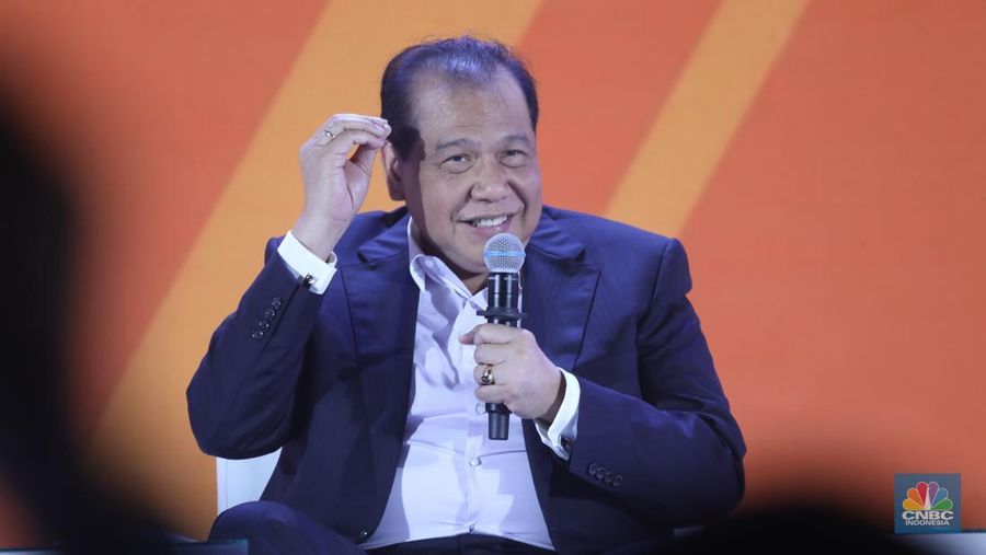 Sejumlah pengunjung memenuhi stand booth LPS dalam acara LPS Financial Festival 2025 di Regale International Convention Center, Medan, Sumatera Utara, Rabu (20/8/2025). (CNBC Indonesia/Tri Susilo)